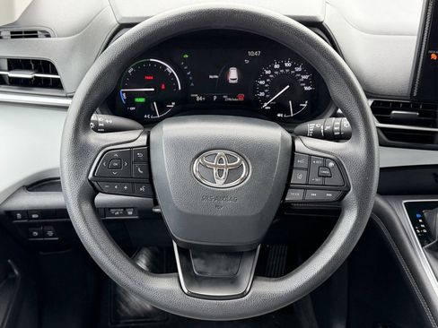 Used 2025 Toyota Sienna LE FWD image 15