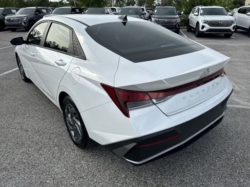 Used 2024 Hyundai Elantra SEL FWD image 12
