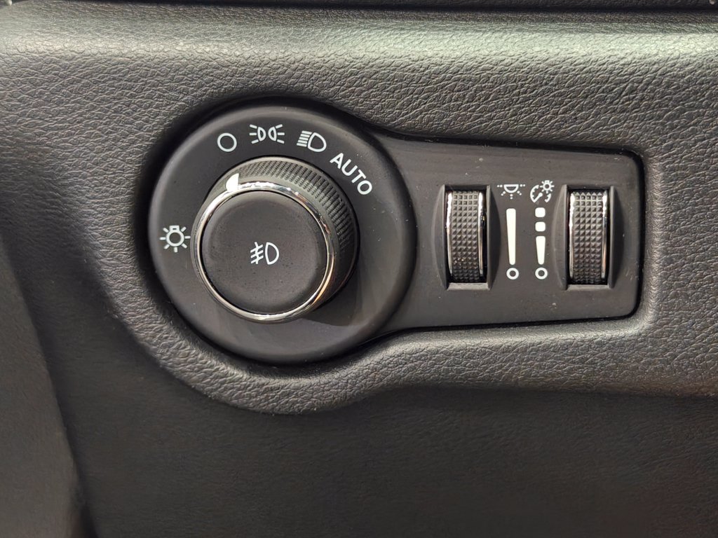 Used 2023 Chrysler Pacifica Touring FWD image 43