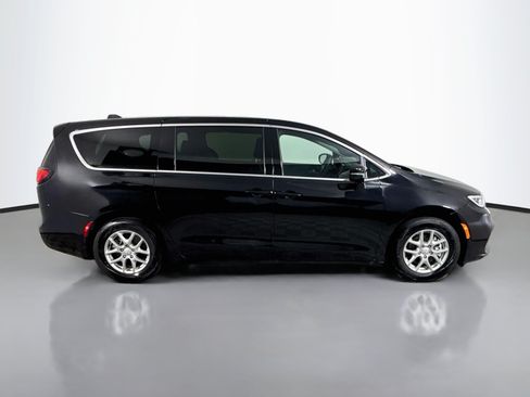 Used 2026 Chrysler Pacifica Select FWD image 11