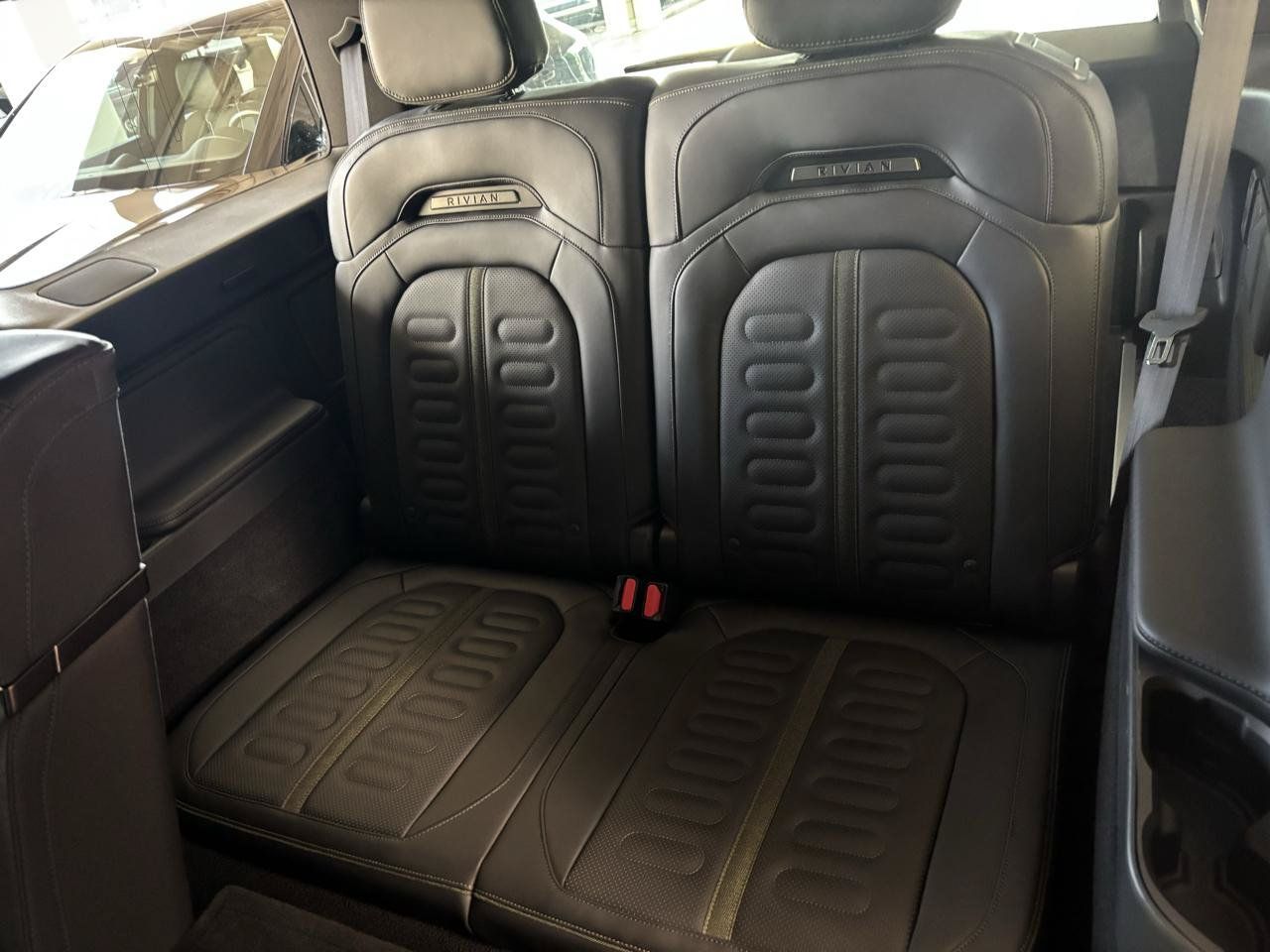 Used 2025 Rivian R1S Adventure Dual AWD/4WD image 22