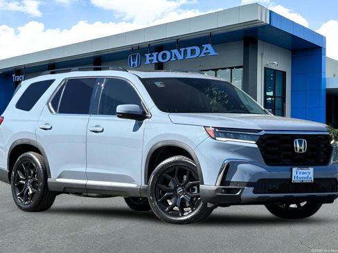 New 2025 Honda Pilot Touring image 1