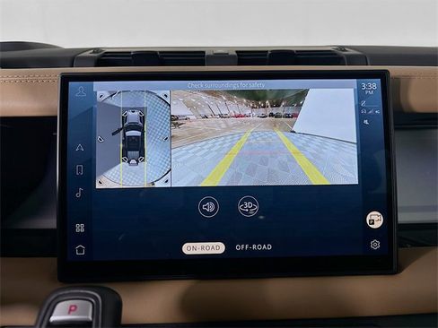 Used 2025 Land Rover Defender 110 X-Dynamic SE image 17