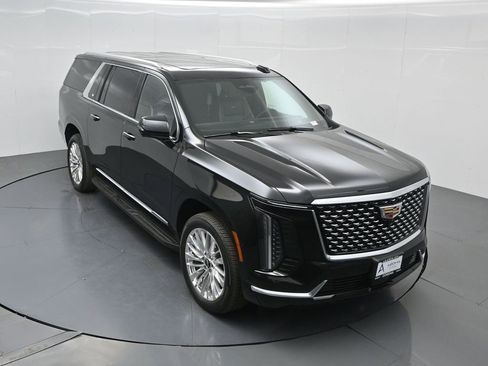 Used 2025 Cadillac Escalade ESV Premium Luxury image 30