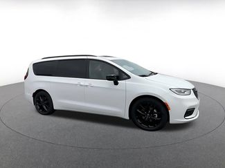 Used 2025 Chrysler Pacifica Limited FWD video 2