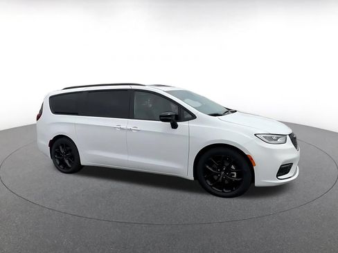 Used 2025 Chrysler Pacifica Limited FWD image 2