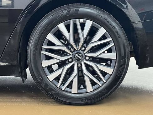 Used 2025 Nissan Altima 2.5 SV FWD image 12