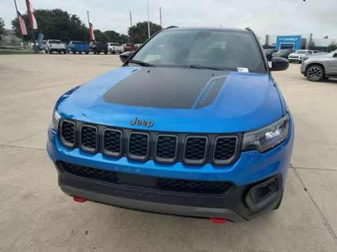 Used 2025 Jeep Compass Trailhawk AWD/4WD image 3