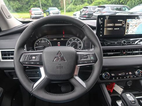 New 2025 Mitsubishi Outlander AWD image 30