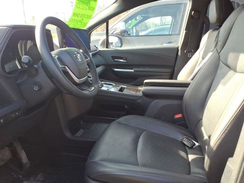 Certified 2025 Toyota Sienna Platinum image 6