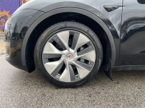 Used 2021 Tesla Model Y Long Range image 9