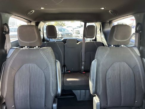 Used 2020 Chrysler Pacifica Touring w/ S Appearance Package image 10