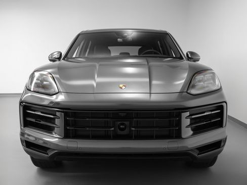Certified 2025 Porsche Cayenne image 8