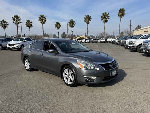 Used 2015 Nissan Altima 2.5 SV image 2