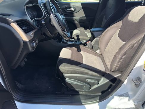 Used 2015 Jeep Cherokee Sport image 5