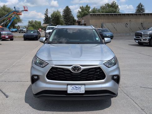 Used 2023 Toyota Highlander XLE AWD/4WD image 3
