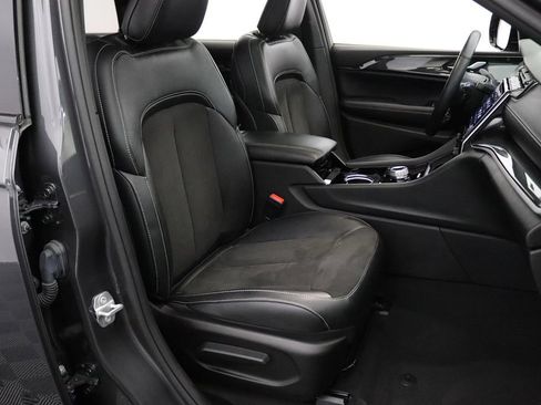 Used 2022 Jeep Grand Cherokee Altitude AWD/4WD image 14
