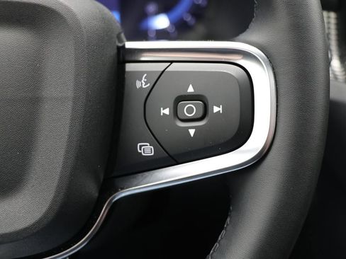 Used 2025 Volvo XC40 B5 Plus image 24