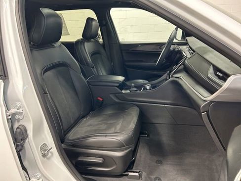 Used 2024 Jeep Grand Cherokee L Altitude AWD/4WD image 12
