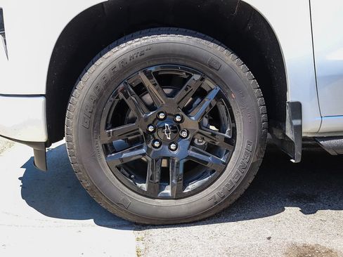 Used 2023 Chevrolet Silverado 1500 Custom w/ LPO, Dark Essentials Package RWD image 7