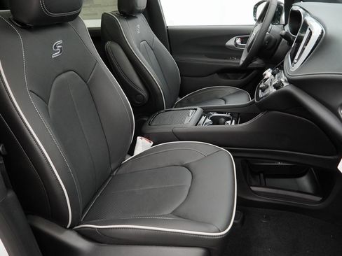 New 2026 Chrysler Pacifica Limited w/ S Appearance Package image 32