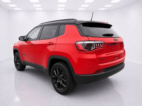 Used 2023 Jeep Compass Latitude w/ Sun and Sound Group AWD/4WD image 9
