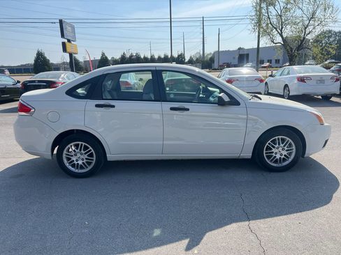 Used 2010 Ford Focus SE image 5