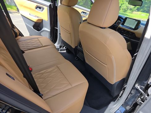 Certified 2023 Nissan Rogue Platinum FWD image 11