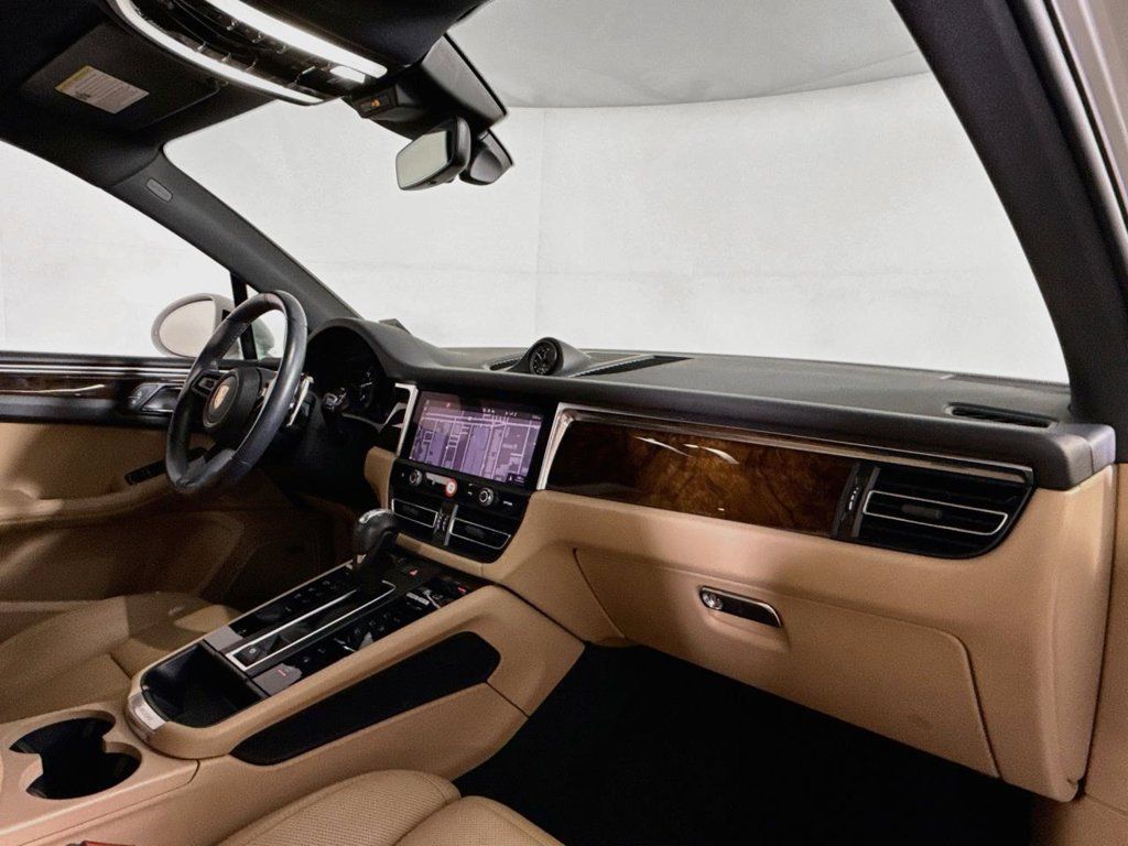 Certified 2024 Porsche Macan AWD/4WD image 17