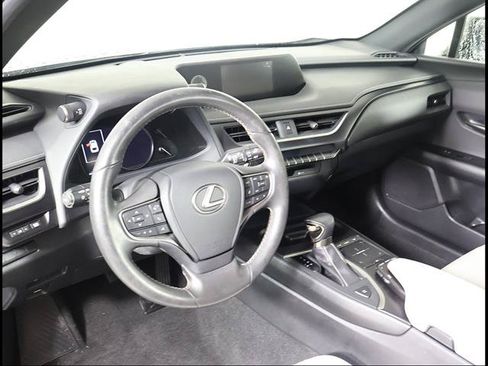 Used 2022 Lexus UX 200 w/ Accessory Package (Z1) FWD image 6
