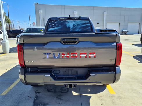 Used 2022 Toyota Tundra SR5 w/ SR5 Convenience Package image 3