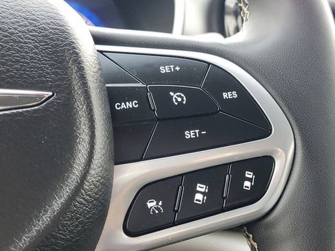 Used 2024 Chrysler Pacifica Touring-L FWD image 17
