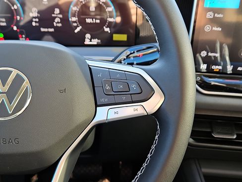 New 2026 Volkswagen Tiguan SE FWD image 18