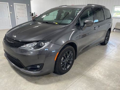 Used 2020 Chrysler Pacifica Touring-L AWD/4WD image 3