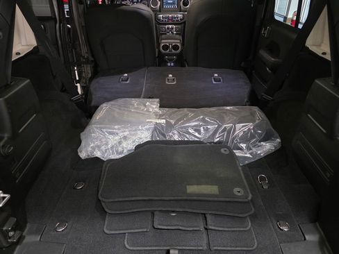 Used 2021 Jeep Wrangler Unlimited Sahara image 24