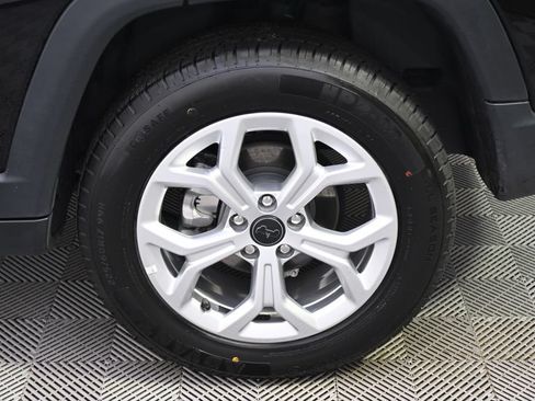 Used 2025 Jeep Compass Latitude w/ Sun & Sound Group AWD/4WD image 18