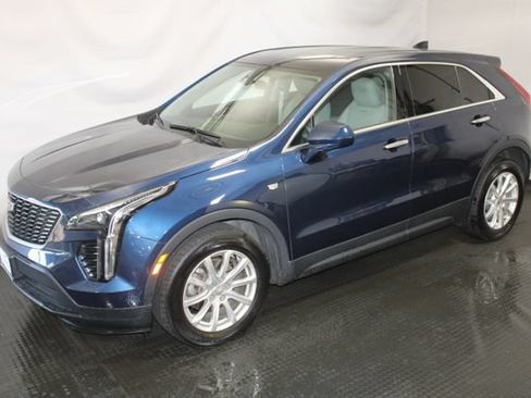 Used 2019 Cadillac XT4 Luxury w/ Cold Weather Package AWD/4WD image 2