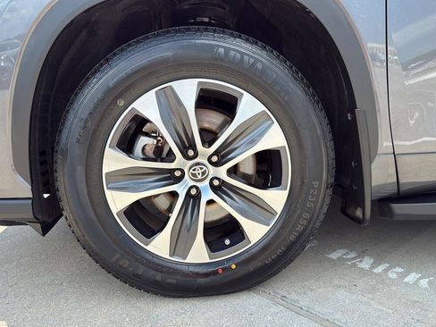 Used 2022 Toyota Highlander XLE image 10