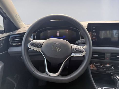 Used 2025 Volkswagen Jetta SE FWD image 13