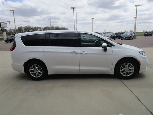 Used 2023 Chrysler Pacifica Touring-L FWD image 6