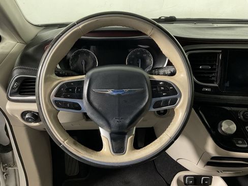 Used 2020 Chrysler Pacifica Limited FWD image 25