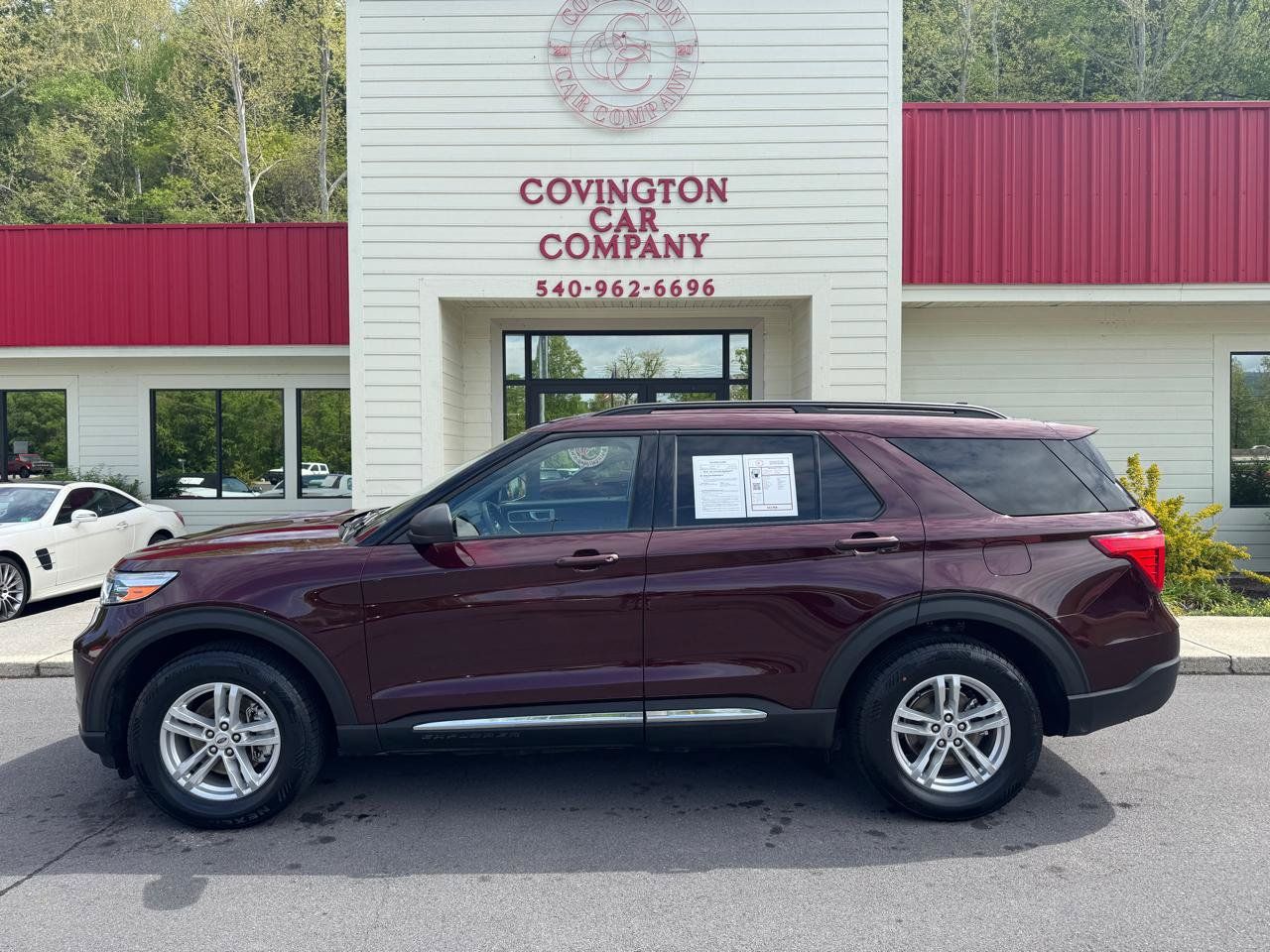 Used 2022 Ford Explorer XLT w/ Equipment Group 202A AWD/4WD image 4
