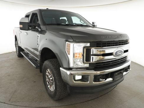 Used 2018 Ford F250 XLT w/ XLT Premium Package image 3