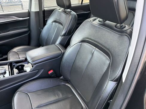 Used 2023 Jeep Grand Cherokee L Limited w/ Luxury Tech Group II AWD/4WD image 10