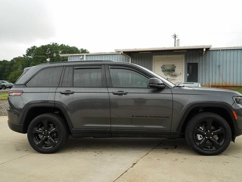 Used 2025 Jeep Grand Cherokee Limited w/ Black Appearance Package AWD/4WD image 3
