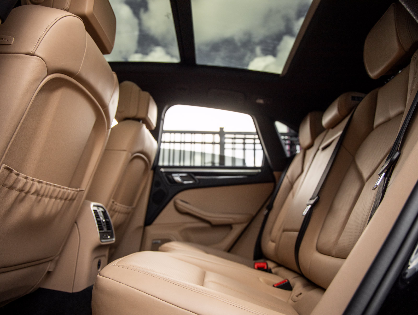 Certified 2024 Porsche Macan AWD/4WD image 34