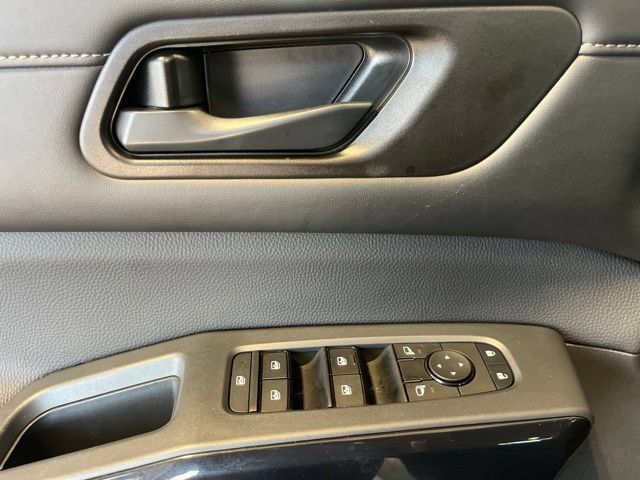 Certified 2025 Nissan Pathfinder SV FWD image 9