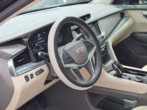 Used 2022 Cadillac XT5 Premium Luxury w/ Technology Package FWD image 8