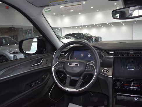 Used 2023 Jeep Grand Cherokee Limited w/ Black Appearance Package AWD/4WD image 26