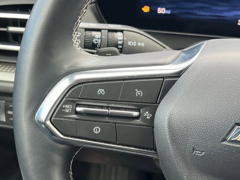 Used 2025 Chevrolet Traverse LT image 30